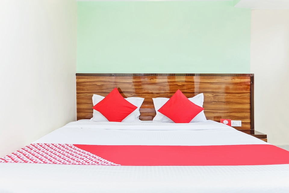 OYO 23476 Shree Mahalaxmi Lodging, Lonavala Market, Lonavala