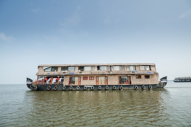 OYO Sht Symphony Premium Sharing Houseboat