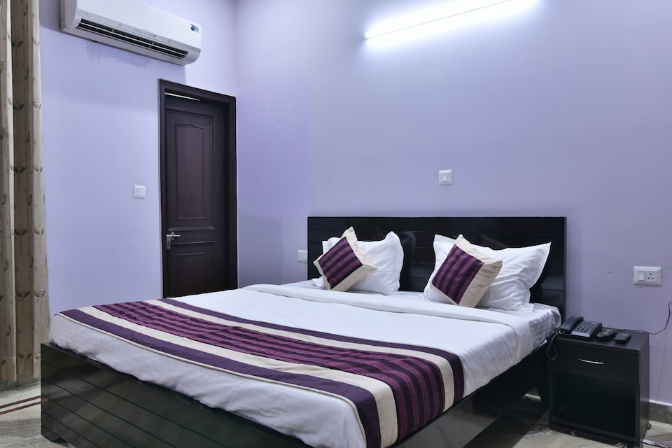 OYO 23560 Moon Light, Noida Expressway SEZ, Noida