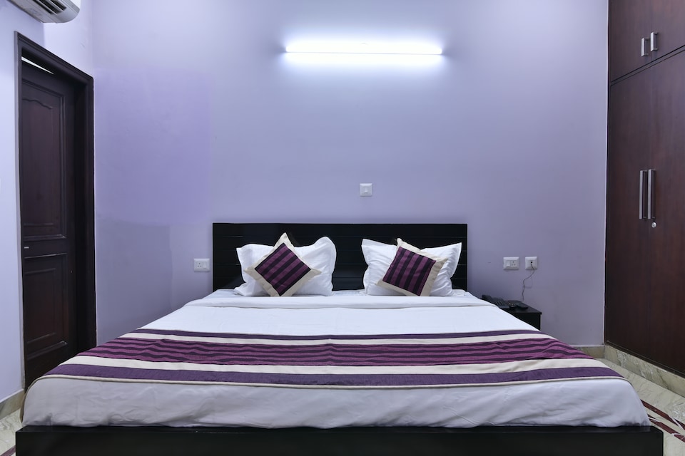 OYO 23560 Moon Light, Noida Expressway SEZ, Noida