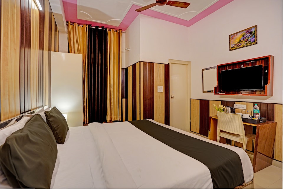Hotel O Greno House Near PVR Ansal Plaza Greater Noida, Greater Noida, Noida