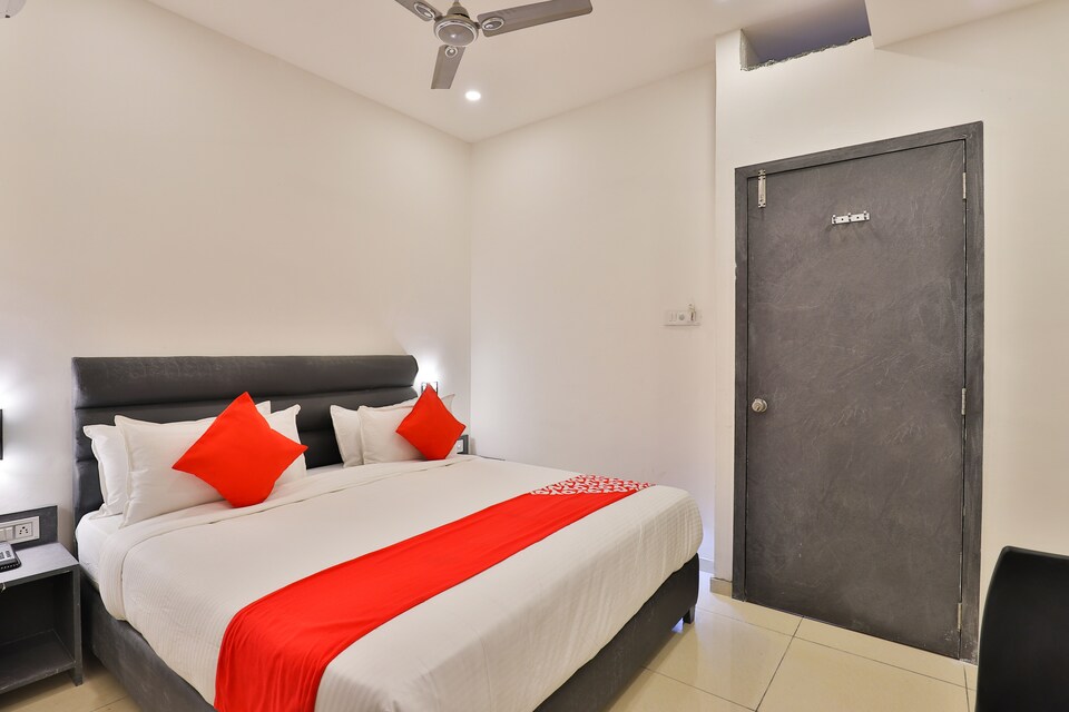 OYO 23669 Nova Hotel New Crossroad, Imitation Market Rajkot, Rajkot