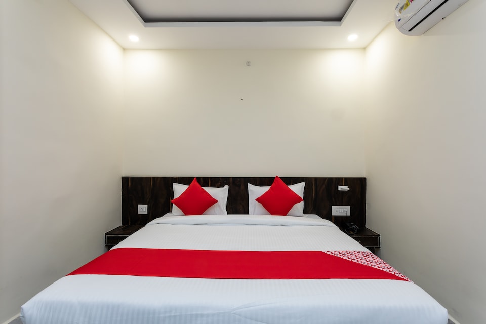 Collection O 23700 HOTEL HTC, Hamidia Road Bhopal, Bhopal