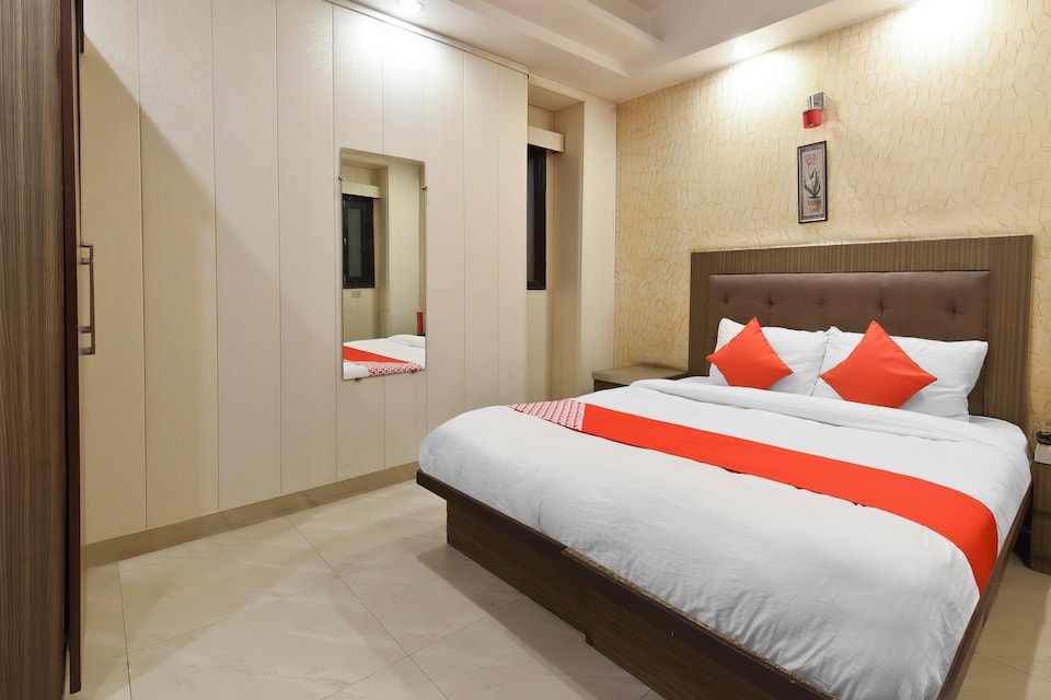 OYO Flagship 23992 Sunrize Hotel, Pitampura - Rohini Delhi, Delhi