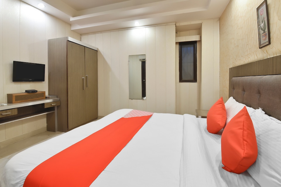 OYO Flagship 23992 Sunrize Hotel, Pitampura - Rohini Delhi, Delhi