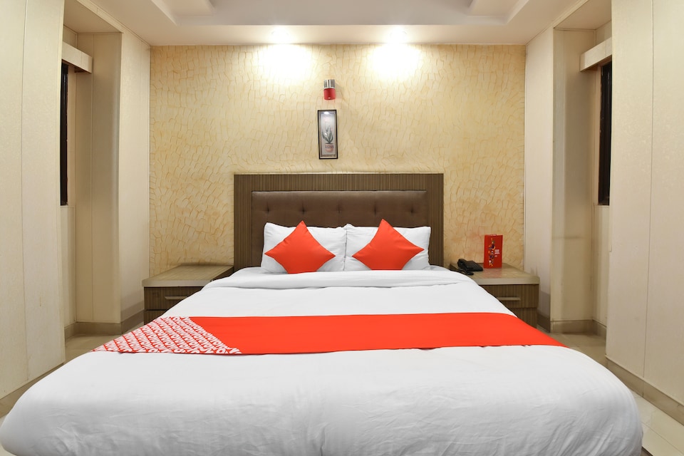 OYO Flagship 23992 Sunrize Hotel, Pitampura - Rohini Delhi, Delhi