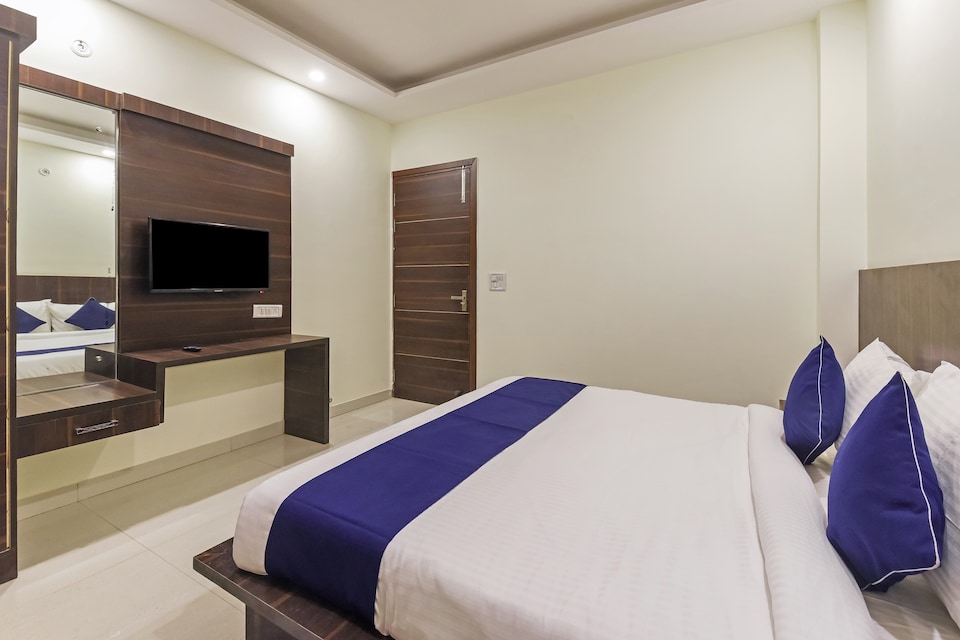 OYO Flagship 24076 Dwarka Sector 9 Metro, Airport-Dwarka Delhi, Delhi