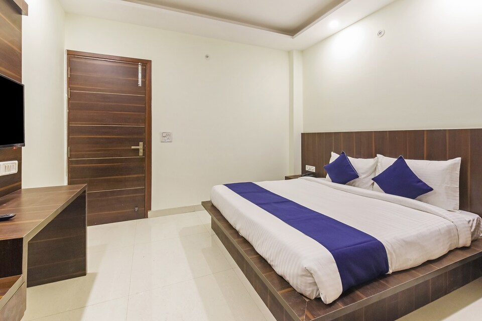 OYO Flagship 24076 Dwarka Sector 9 Metro, Airport-Dwarka Delhi, Delhi