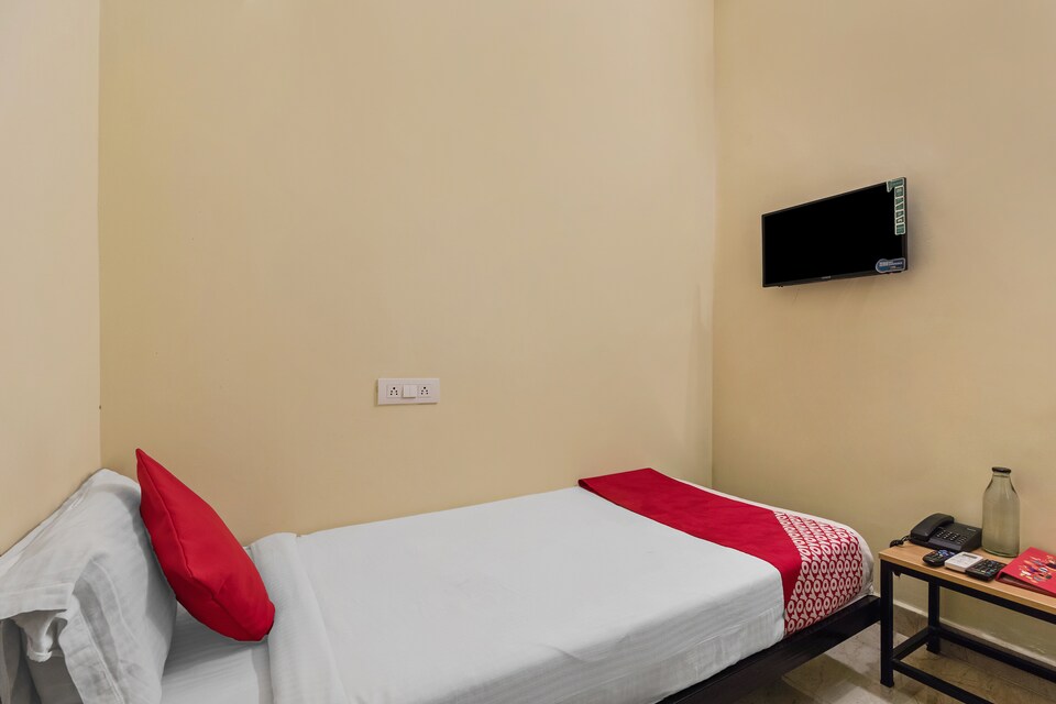 OYO Flagship 24080 Deepansh Plaza, Financial District, Hyderabad