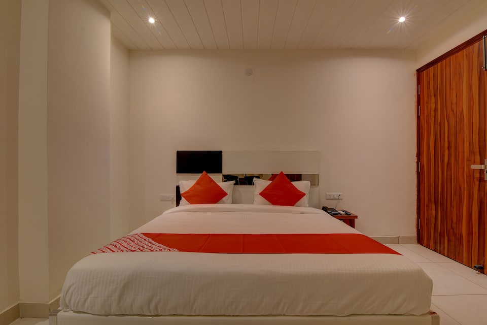 Collection O 24107 Church House, Pitampura - Rohini Delhi, Delhi