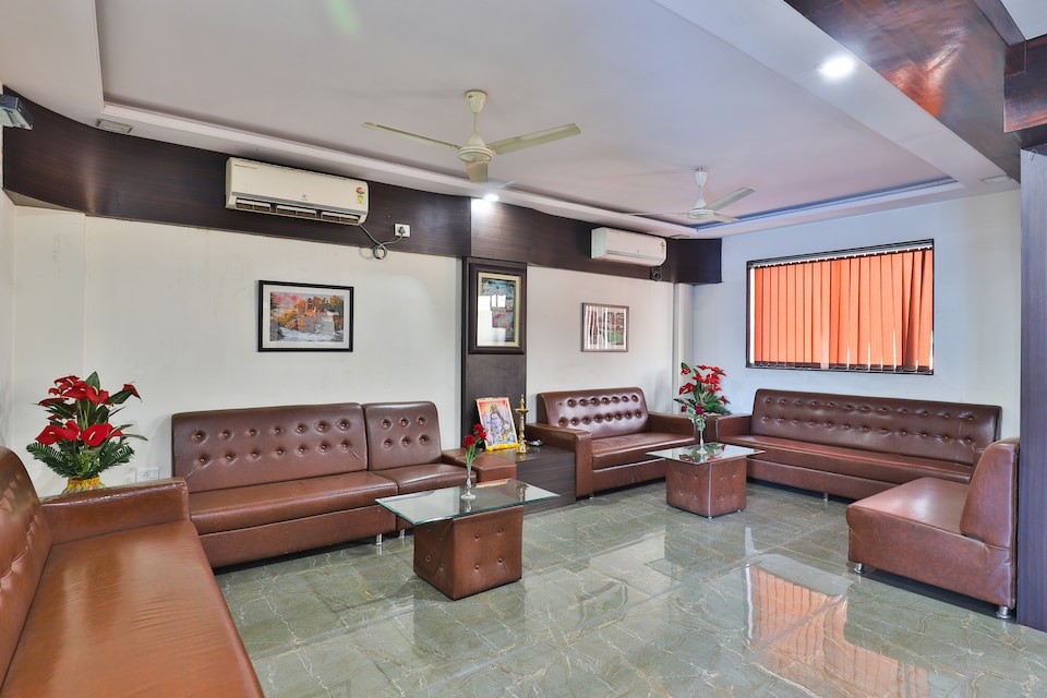 Capital O 24135 Hotel Anand Inn, Vapi, Vapi