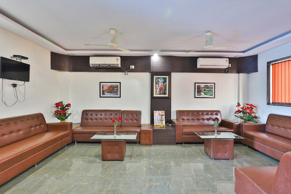 Capital O 24135 Hotel Anand Inn, Vapi, Vapi