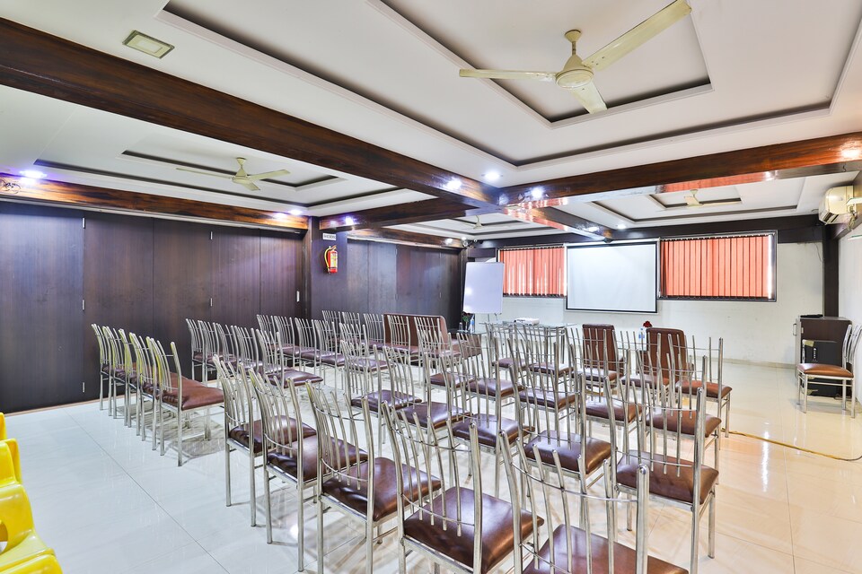 Capital O 24135 Hotel Anand Inn, Vapi, Vapi