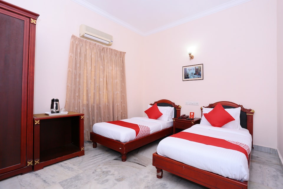 OYO 24157 Karthika Residency, Kadavanthra Kochi, Kochi