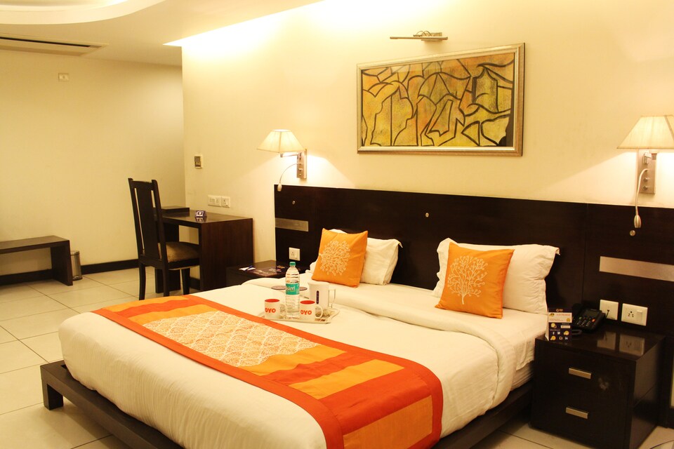 OYO Golf View Suncity Near Bestech Central Square Mall, Golf Course Road, Gurgaon