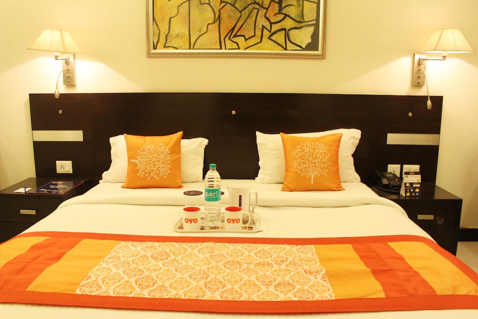 OYO Golf View Suncity Near Bestech Central Square Mall, Golf Course Road, Gurgaon