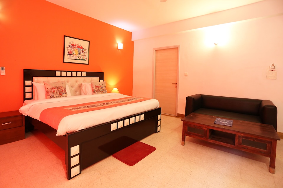OYO Flagship 105 Noida Golf Course Metro, Noida City Metro, Noida