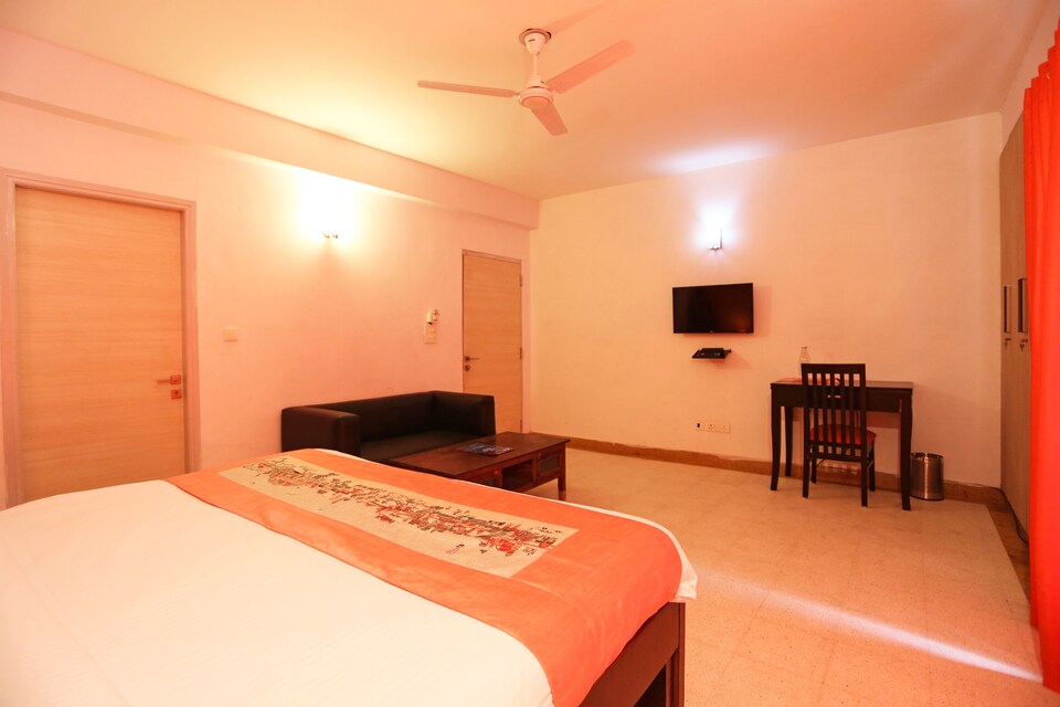OYO Flagship 105 Noida Golf Course Metro, Noida City Metro, Noida