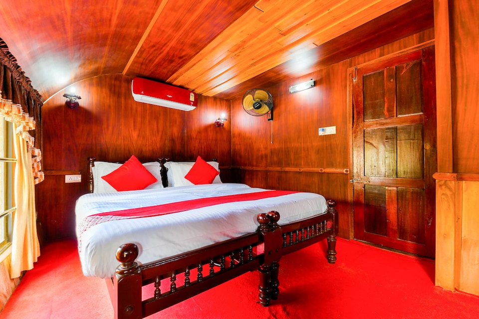 OYO Houseboat Indraprastham Green House 1bhk, Alappuzha Backwaters, Punnamada Alleppey