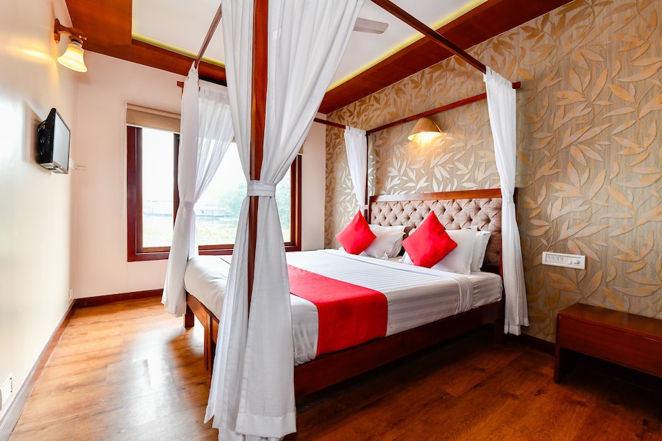 OYO 24325 Houseboat Luxury Gokul Holidays, Alappuzha Backwaters, Punnamada Alleppey