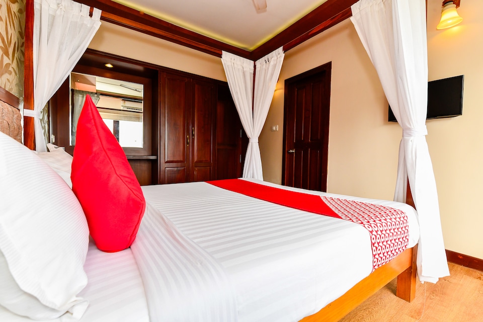 OYO 24325 Houseboat Luxury Gokul Holidays, Alappuzha Backwaters, Punnamada Alleppey