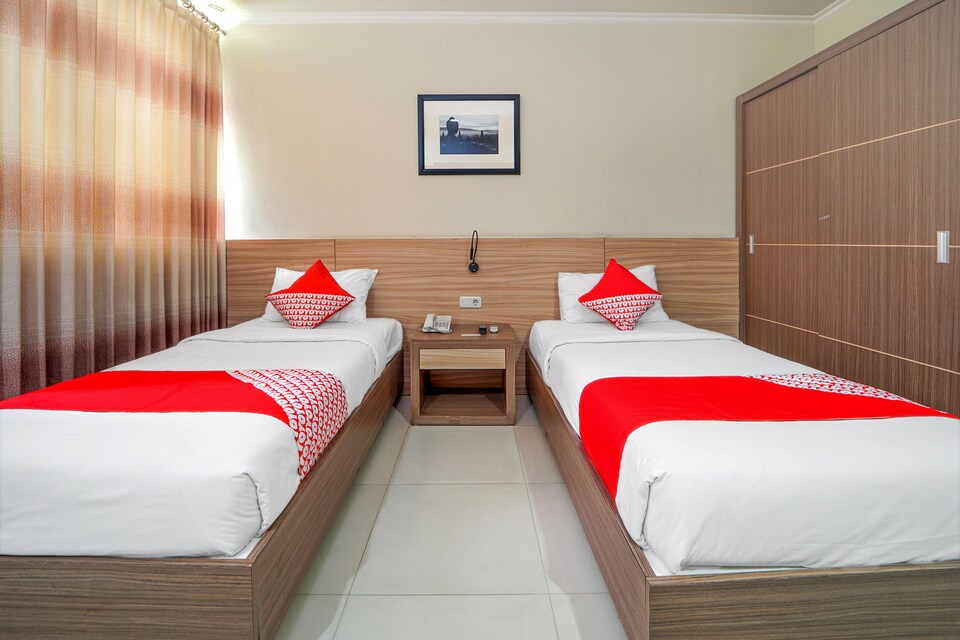 OYO 235 Maumu Hotel & Lounge, Genteng, Surabaya