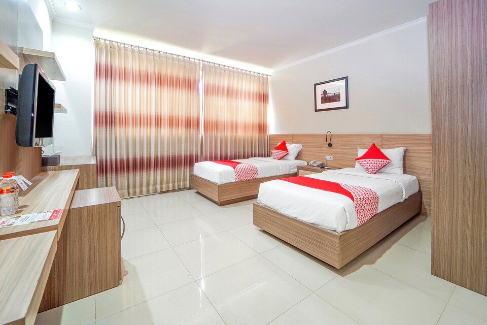OYO 235 Maumu Hotel & Lounge, Genteng, Surabaya
