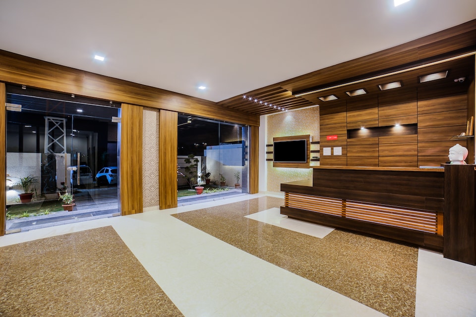 Capital O 8307 Hotel Skyblu & Rooftop Restaurant, Fateh Sagar, Udaipur