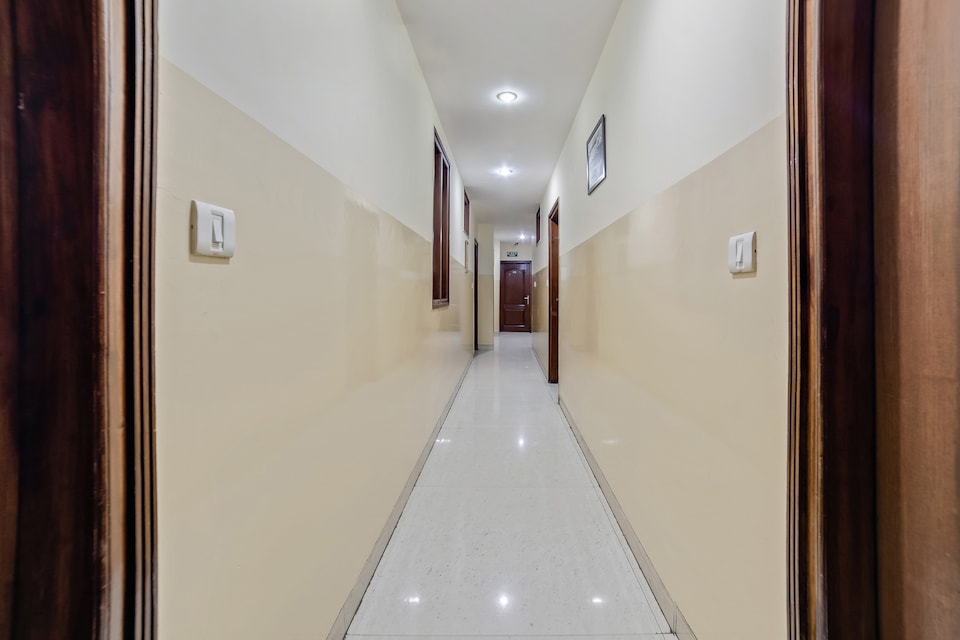 OYO 24437 Oxford Palace, Paharganj Delhi, Delhi