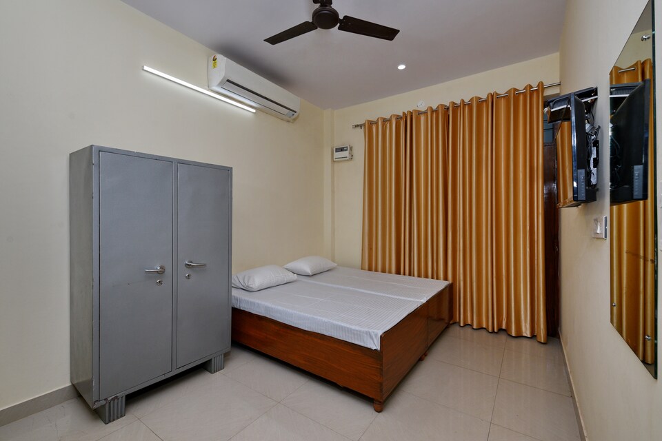 OYO LIFE GRG1153 Sector 30, HUDA CENTRE 1, Gurgaon