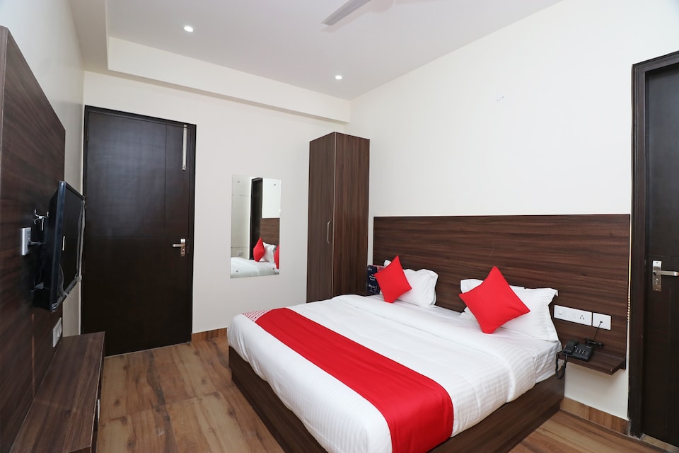 OYO 24514 Galleria Square, HUDA CENTRE 1, Gurgaon