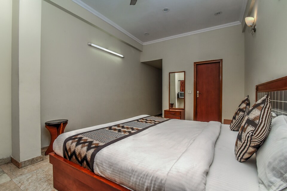 OYO 3198 Hotel Ashish Palace, Fatehabad Road, Agra