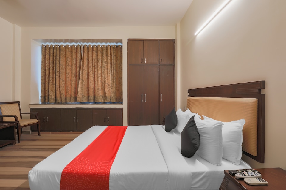 Collection O 30050 Orange Pie, Noida Industrial Area Mamura, Noida