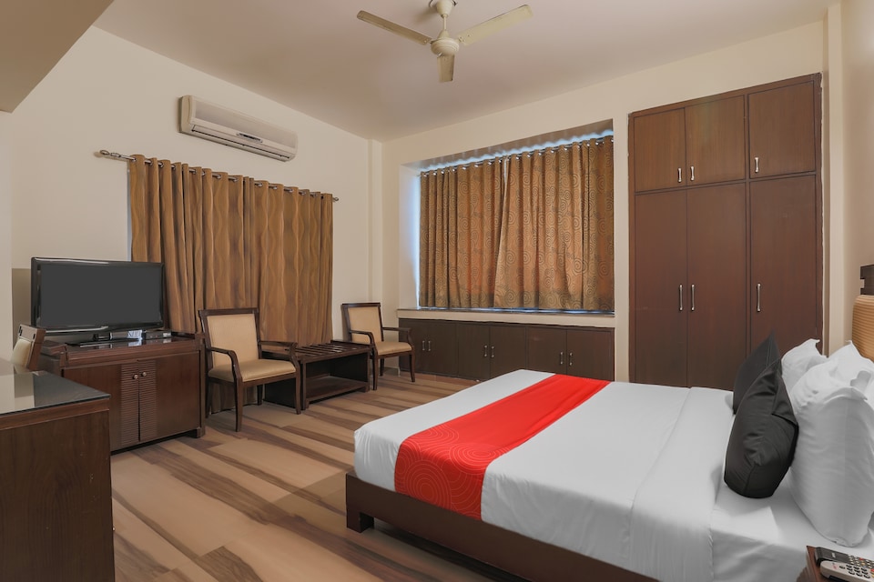 Collection O 30050 Orange Pie, Noida Industrial Area Mamura, Noida