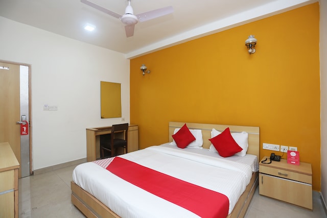 OYO Gujral Hotel Near St. Thomas's Church