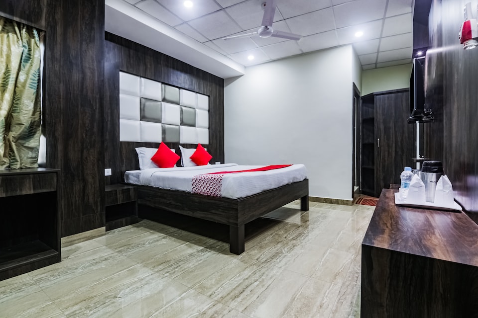 OYO 24581 Aditya's Hotel Bikram, Tezpur, Tezpur