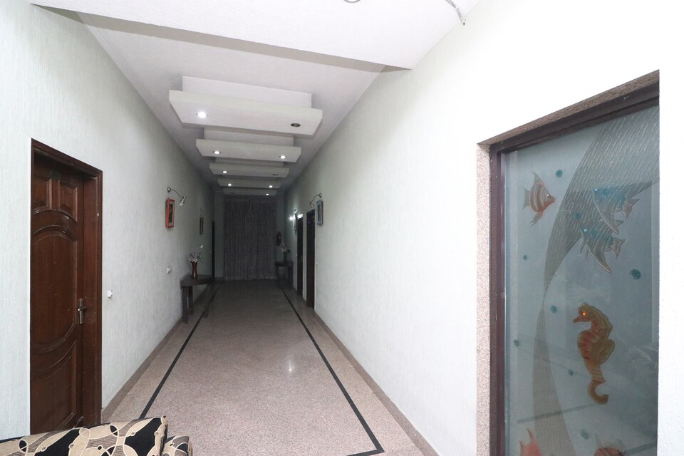 OYO 24672 Bharat Guest House, Vaishali Kaushambi Metro, Ghaziabad