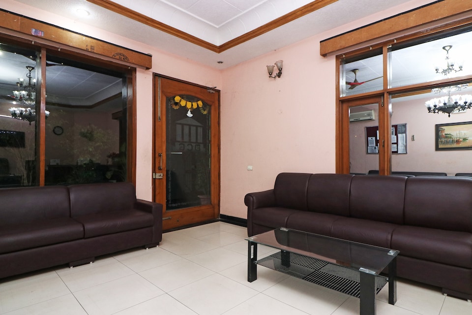 OYO 24672 Bharat Guest House, Vaishali Kaushambi Metro, Ghaziabad