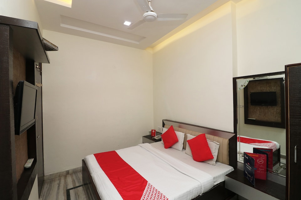 OYO 24723 Hotel Atul Palace, Fatehabad Road, Agra