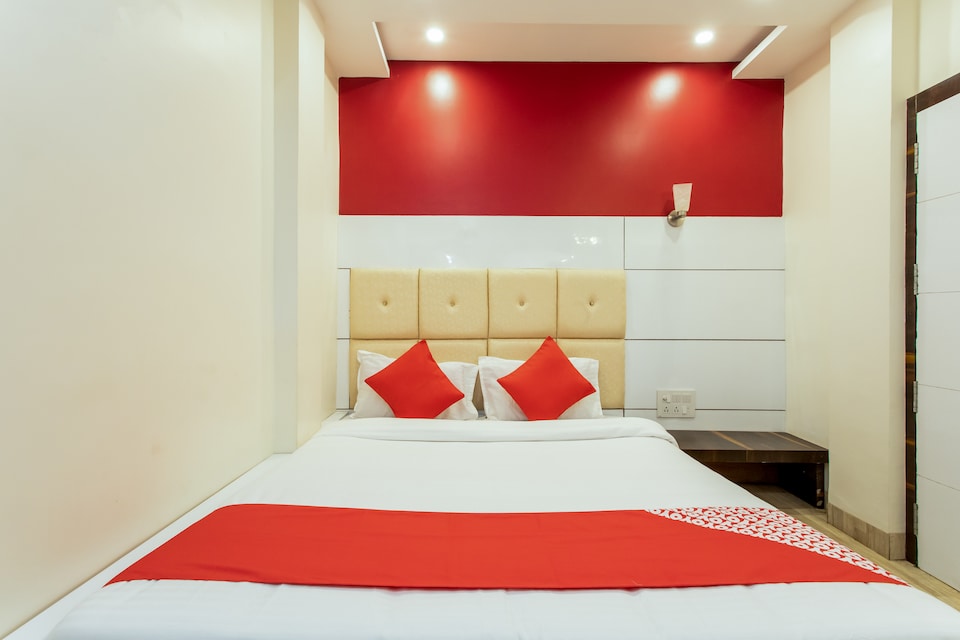 OYO 24822 Samarth Guest House, MG Road Indore, Indore