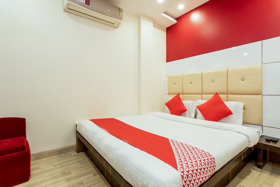 OYO 24822 Samarth Guest House, MG Road Indore, Indore