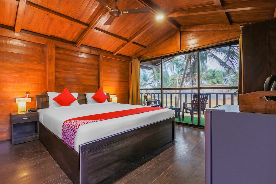 OYO 24827 The Spot Bar Hotel, Anjuna Vagator Goa, Goa