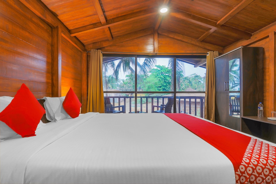 OYO 24827 The Spot Bar Hotel, Anjuna Vagator Goa, Goa