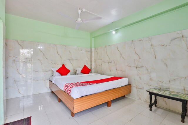 OYO 24833 Hotel Silver