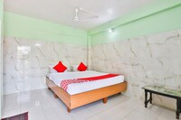 OYO 24833 Hotel Silver