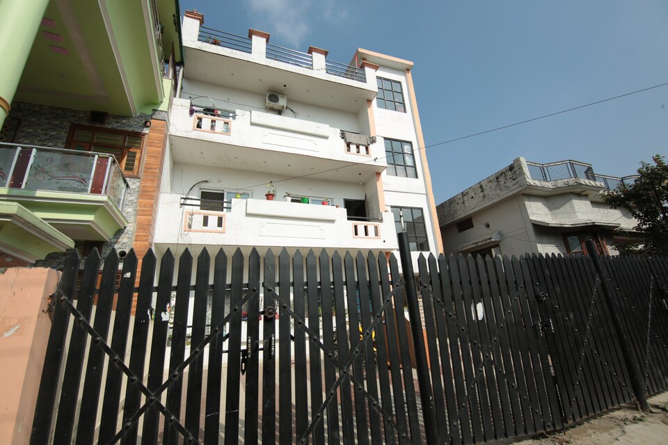 OYO Home 24869 Spacious 3BHK, Sahastradhara Road, देहरादून