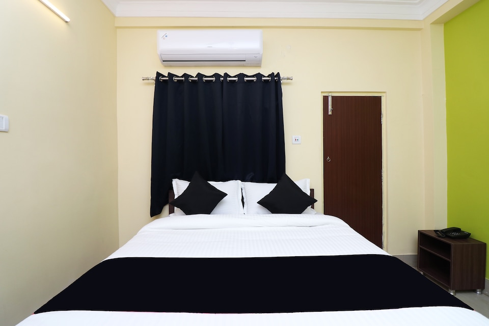 OYO SilverKey 24890 Airport, VIP Road Kolkata, Kolkata