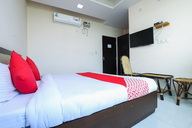 OYO Achi House Near Vishwa Vidyalaya Metro Station