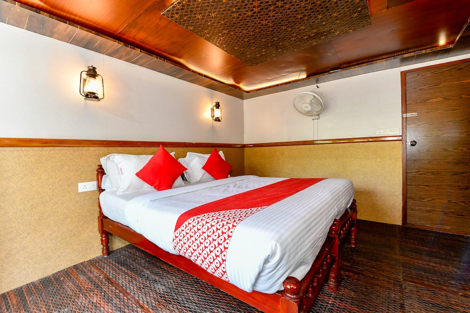 OYO 24920 Indraprastha Royal Castle Sharing Houseboat, Alappuzha Backwaters, Punnamada Alleppey