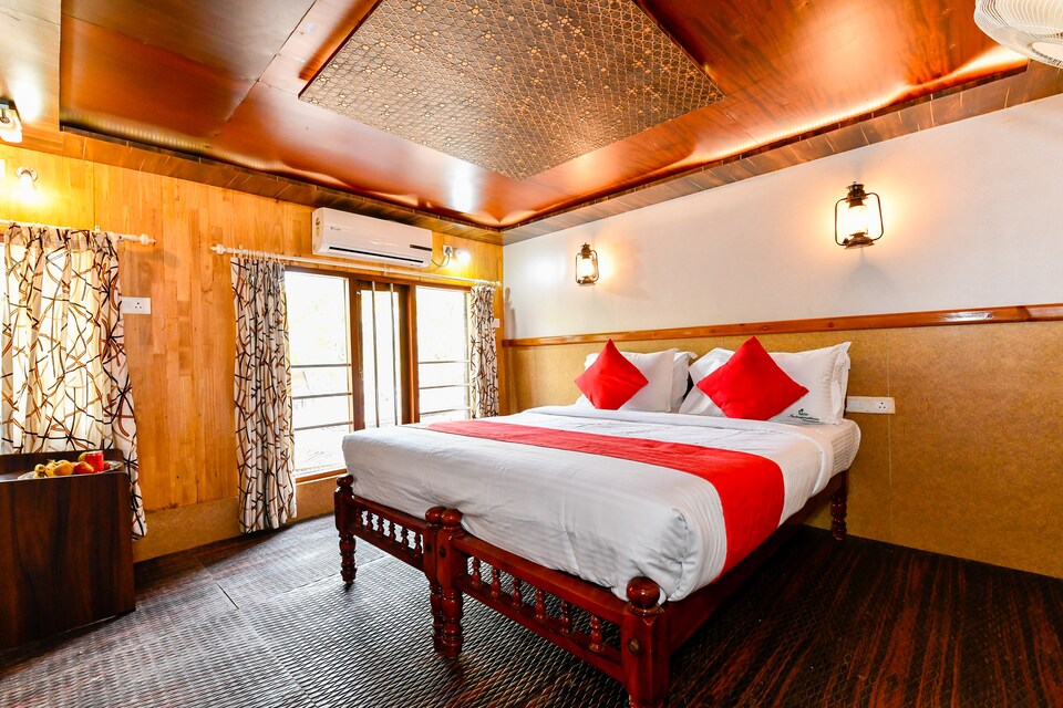 OYO 24920 Indraprastha Royal Castle Sharing Houseboat, Alappuzha Backwaters, Punnamada Alleppey